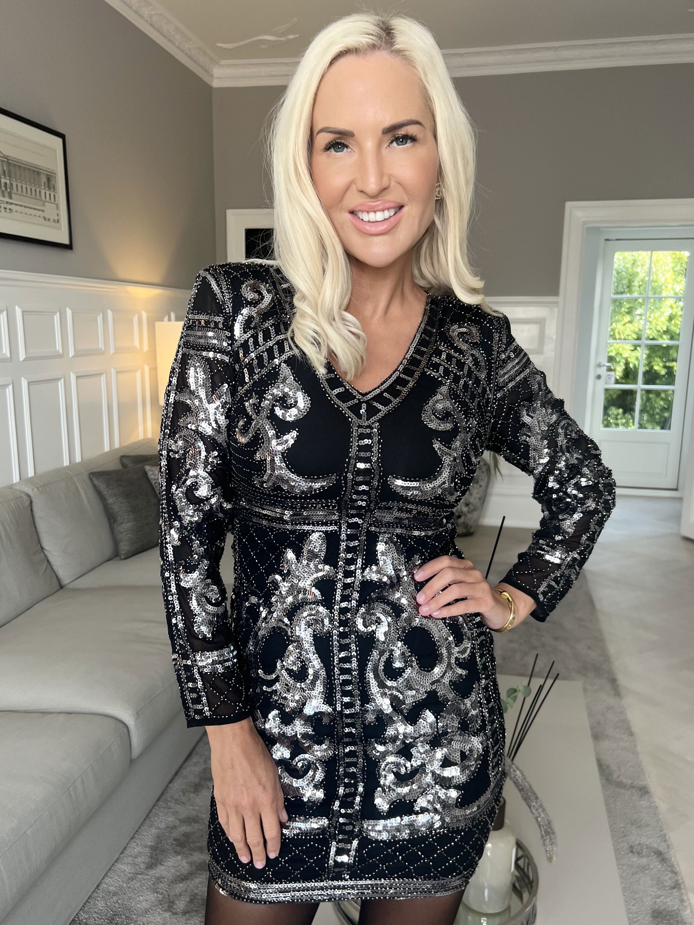 Belicia - Sort tætsiddende kjole med sølv pailletter